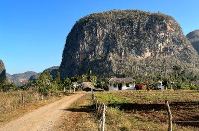 Discover VIÑALES Cuba: abitazione tipica contadina con seccatoio per il tabacco e la montagna impervia dietro