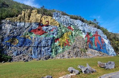 Montagna con affreschi autoctoni caratteristici della zona di Discover VIÑALES