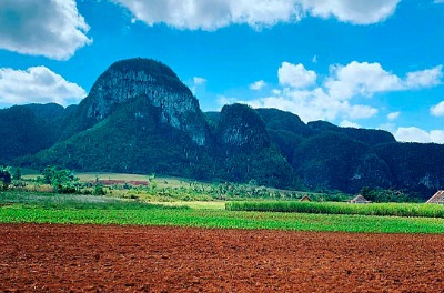 Campagna cubana con montagne, campi e piantagioni a Discover VIÑALES Cuba