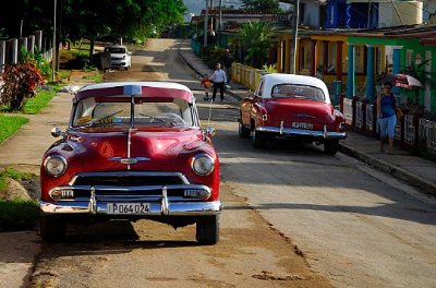 Cittadina con tipiche macchine anni 60 caratteristiche dello stile di Cuba